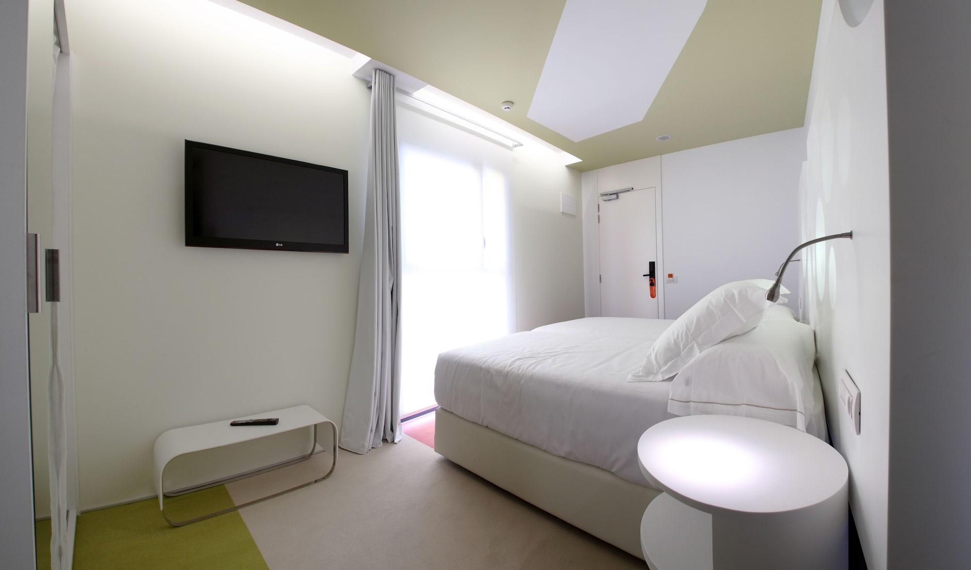 Mate Pau, Hotel Barcellona